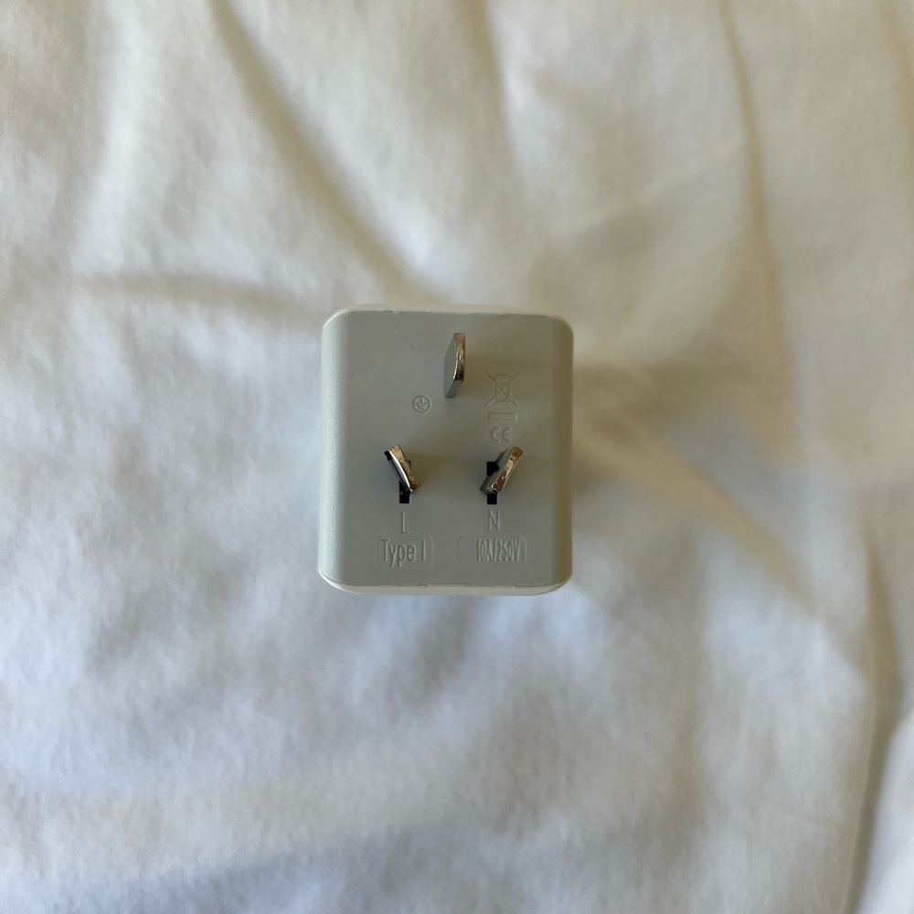 Type B to Type I wall outlet converter